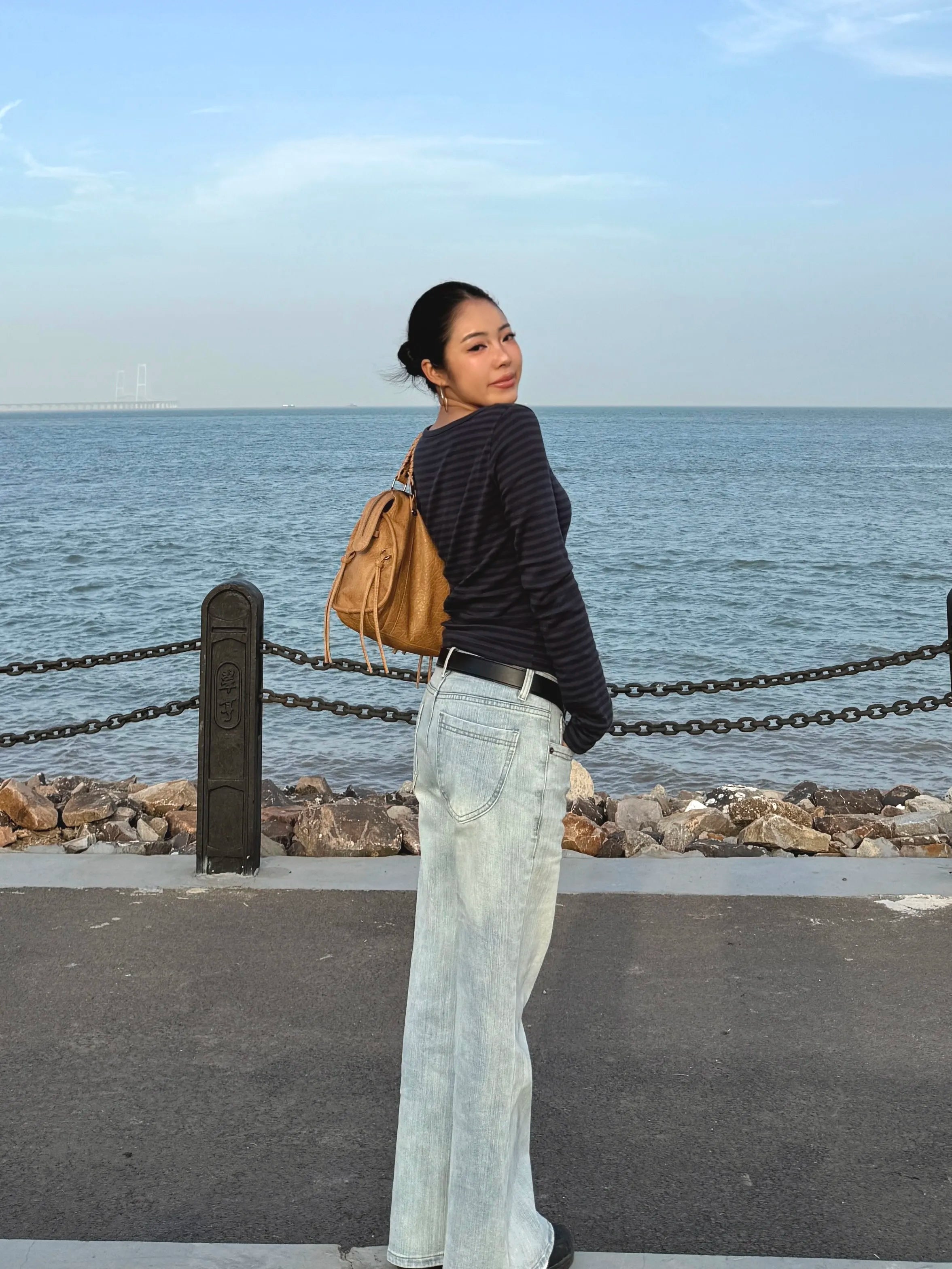 Mid-to-Low Rise Slub Stretch Slightly Flared Washed Denim Jeans