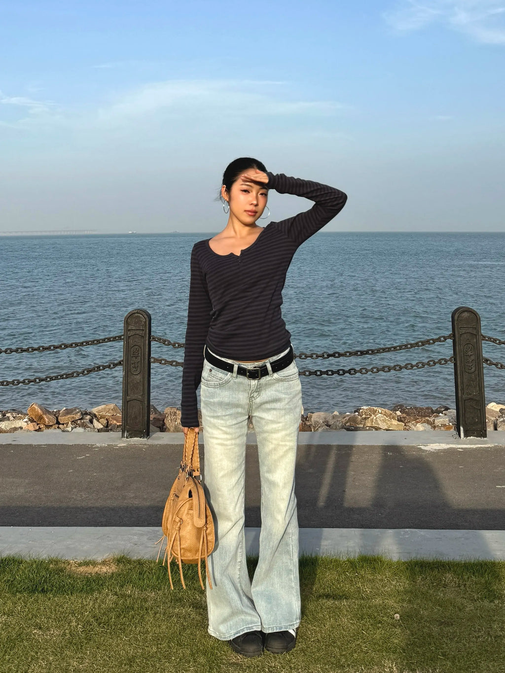 Mid-to-Low Rise Slub Stretch Slightly Flared Washed Denim Jeans