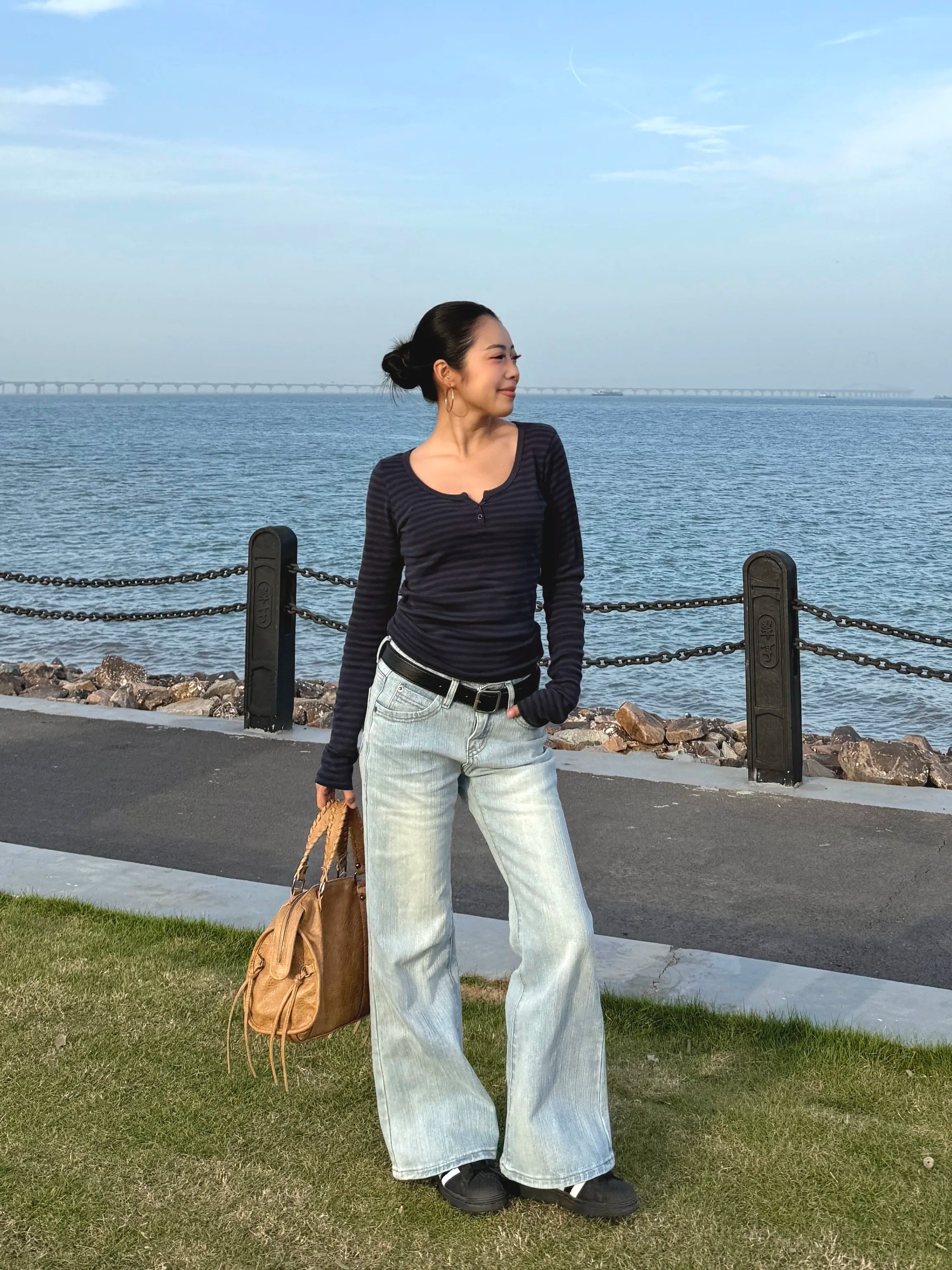 Mid-to-Low Rise Slub Stretch Slightly Flared Washed Denim Jeans