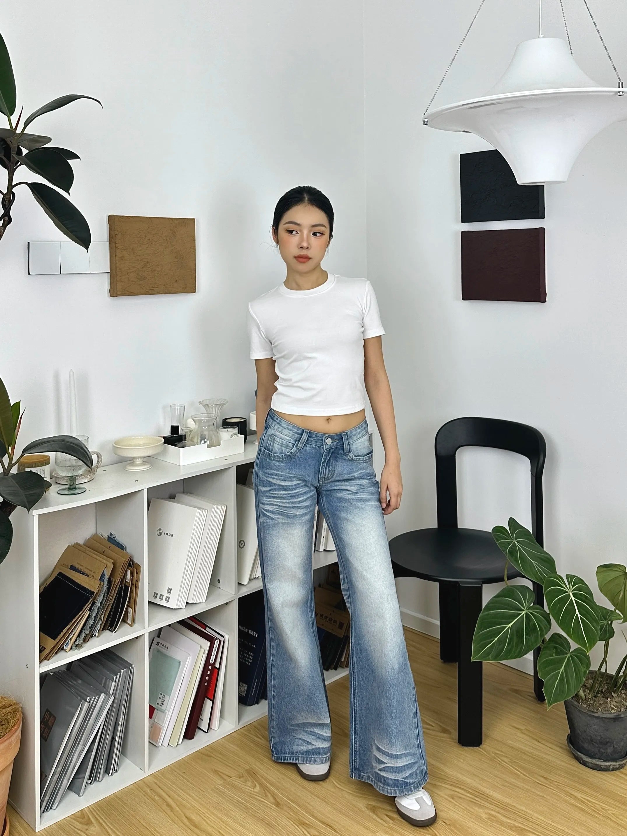 Distressed wash low-rise relaxed fit wide-leg jeans with creased hem