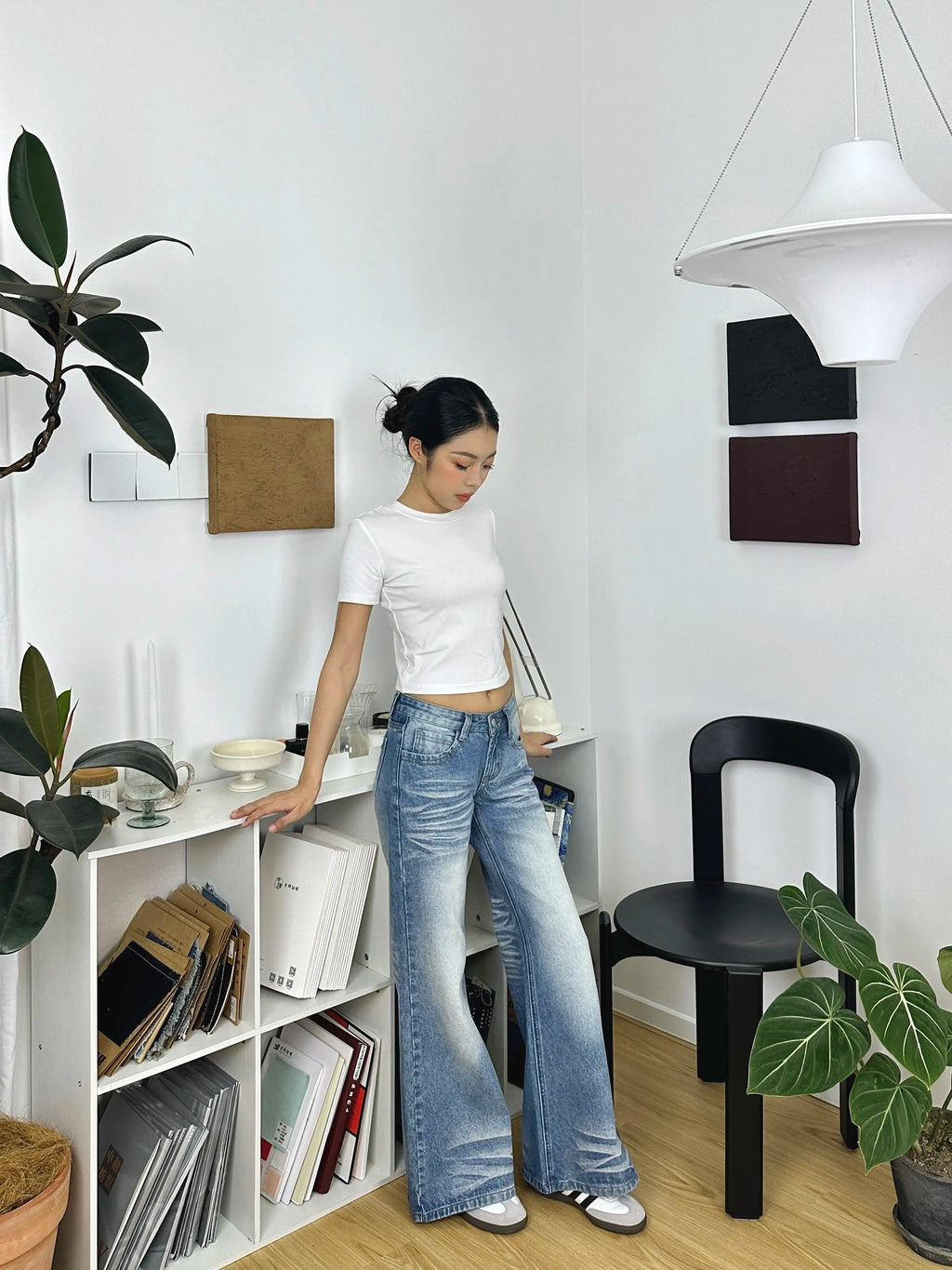 Distressed wash low-rise relaxed fit wide-leg jeans with creased hem